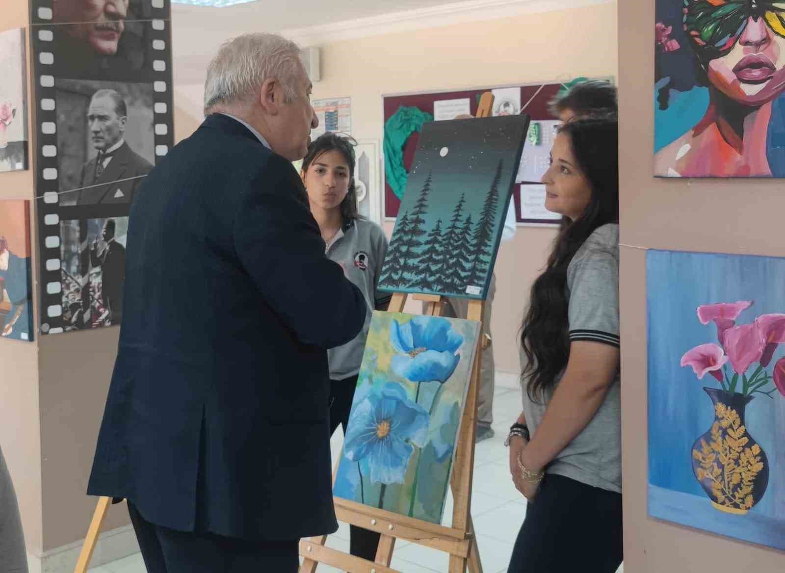 Çeşme Atatürk Anadolu Lisesi’nden "Renklerin Fısıltısı" resim sergisi