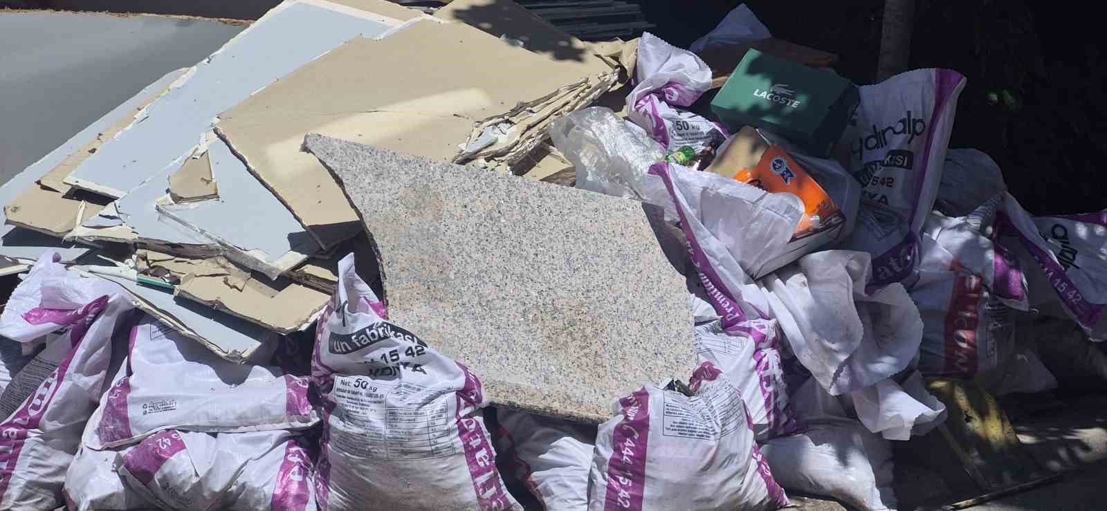 Kaldırıma sorumsuzca bırakılan inşaat artıkları
