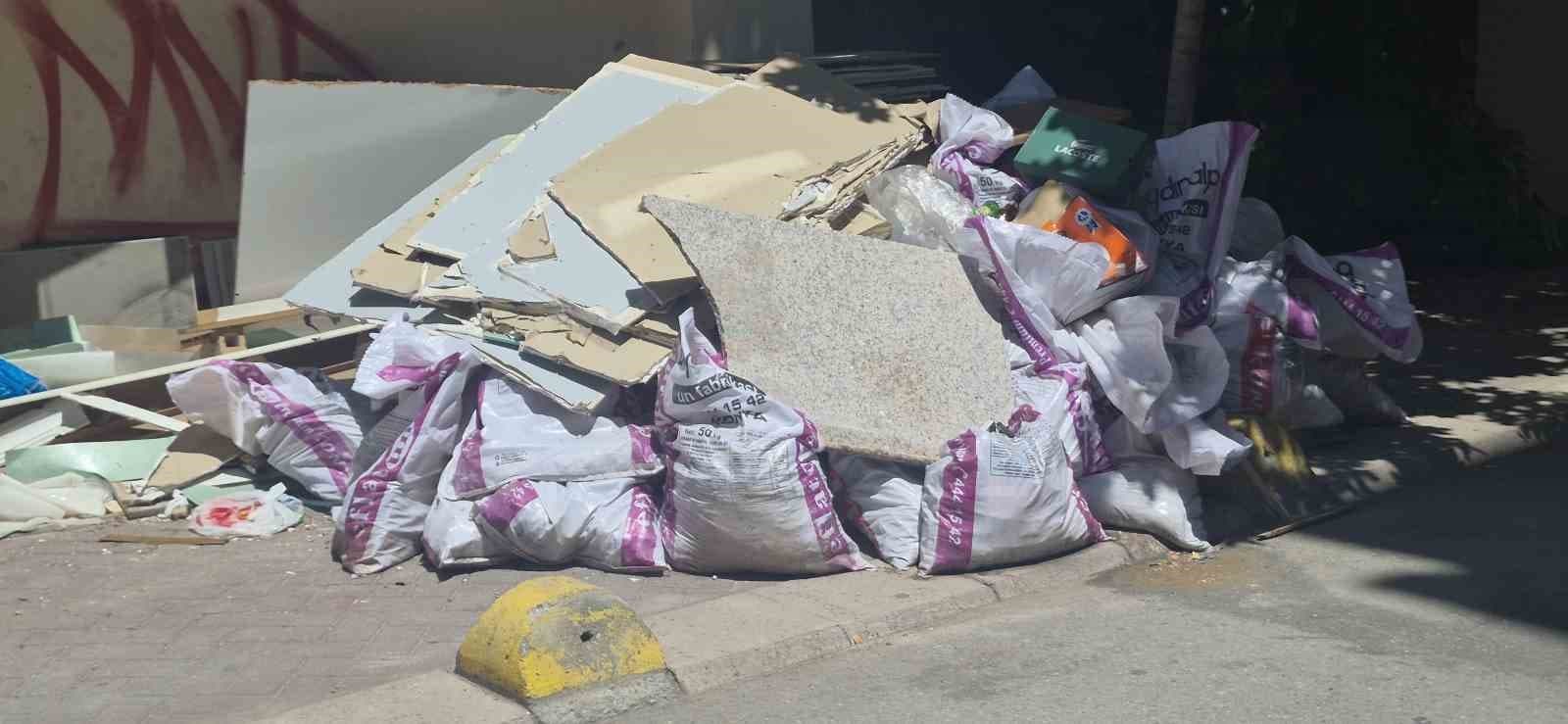 Kaldırıma sorumsuzca bırakılan inşaat artıkları