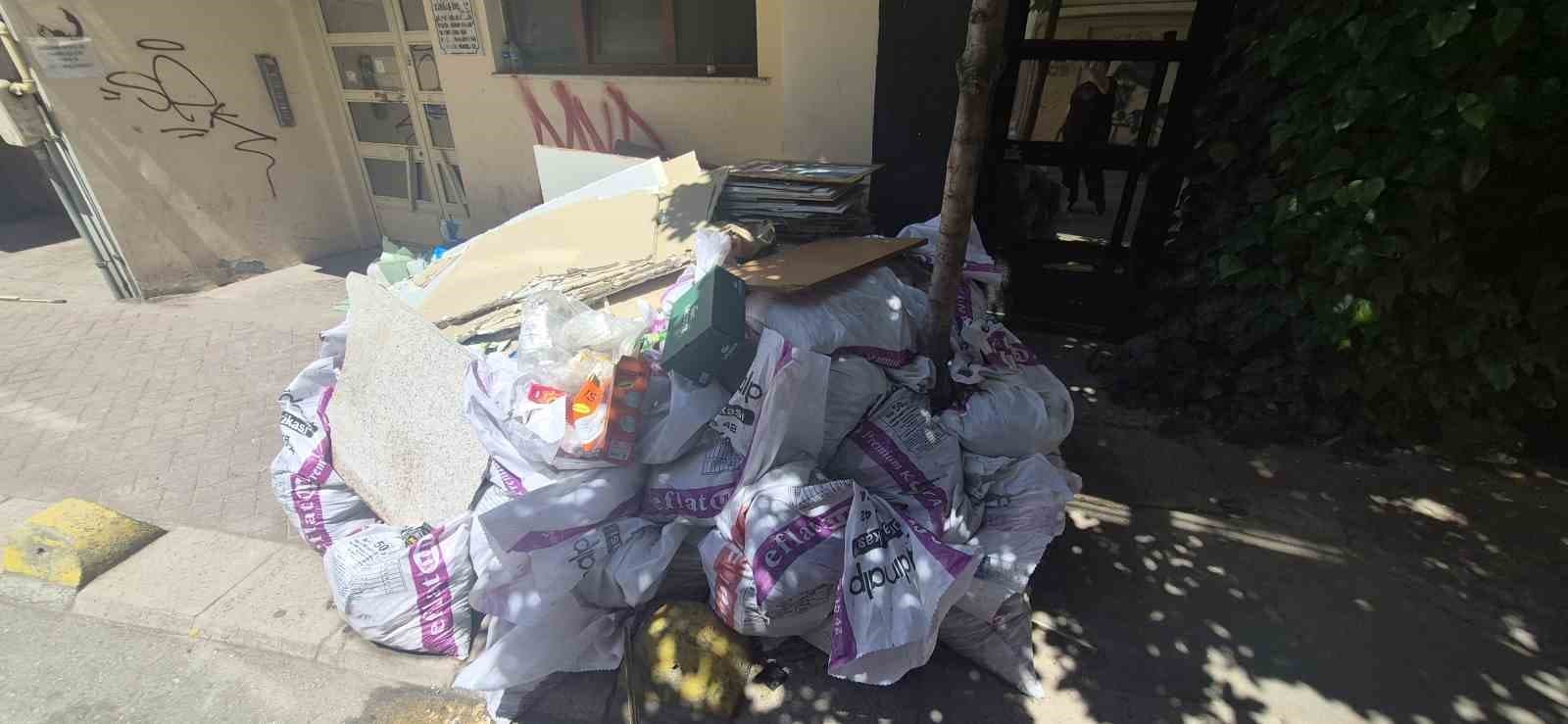 Kaldırıma sorumsuzca bırakılan inşaat artıkları