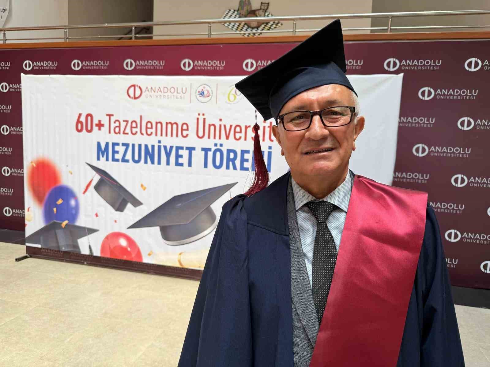 6 farklı ilde görev yapmış emekli emniyet müdürü, 65 yaşında tekrardan üniversiteden mezun oldu