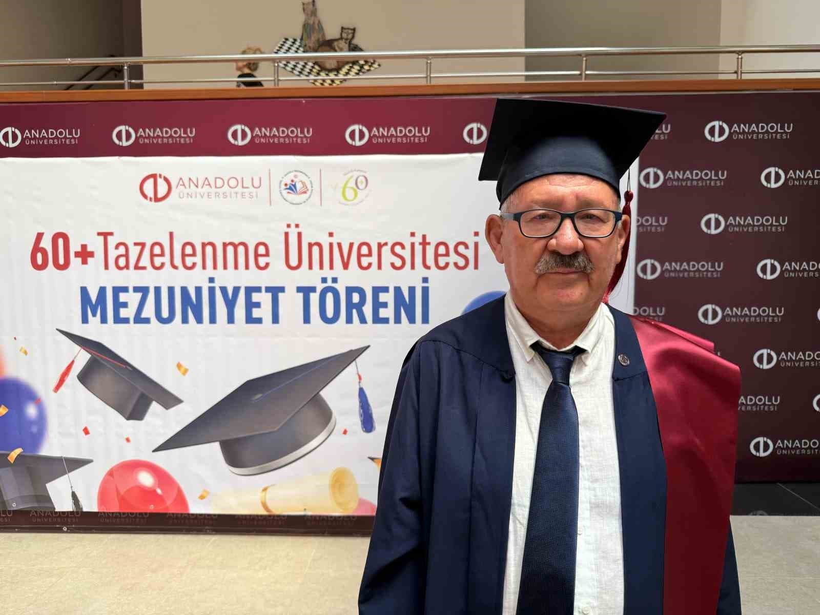6 farklı ilde görev yapmış emekli emniyet müdürü, 65 yaşında tekrardan üniversiteden mezun oldu