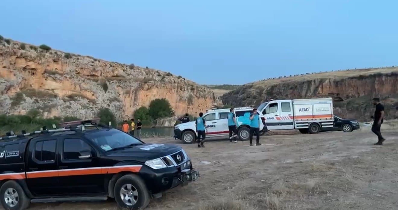 Serinlemek için Göksu Çayı’na giren genç akıntıya kapıldı