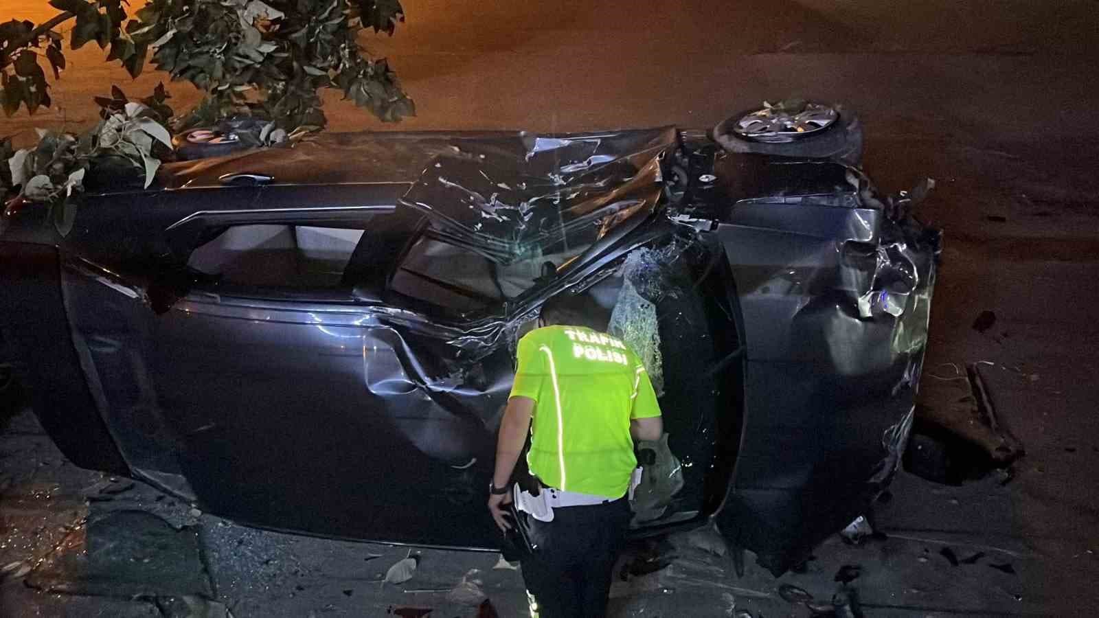 Sıkıştırılan otomobil takla attı: 4 yaralı, sürücü firarda