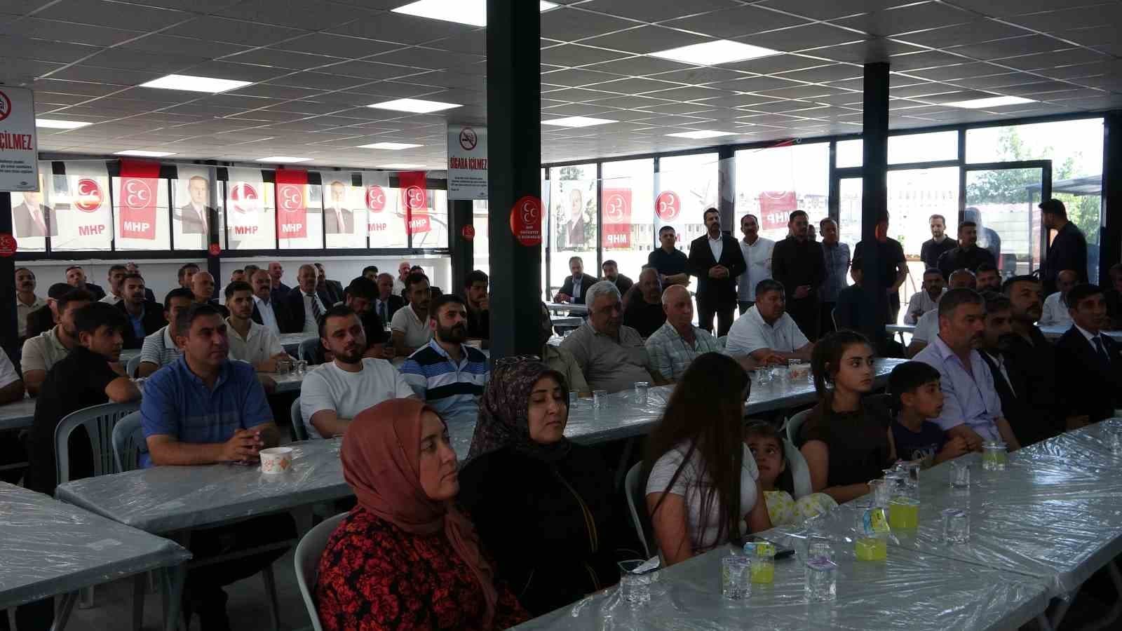Gaziantep’te partisinden istifa eden 300 kişi MHP’ye katıldı