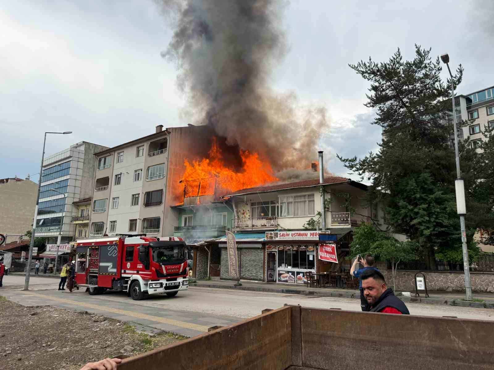 Kızılcahamam’da iki katlı binanın çatısı yandı