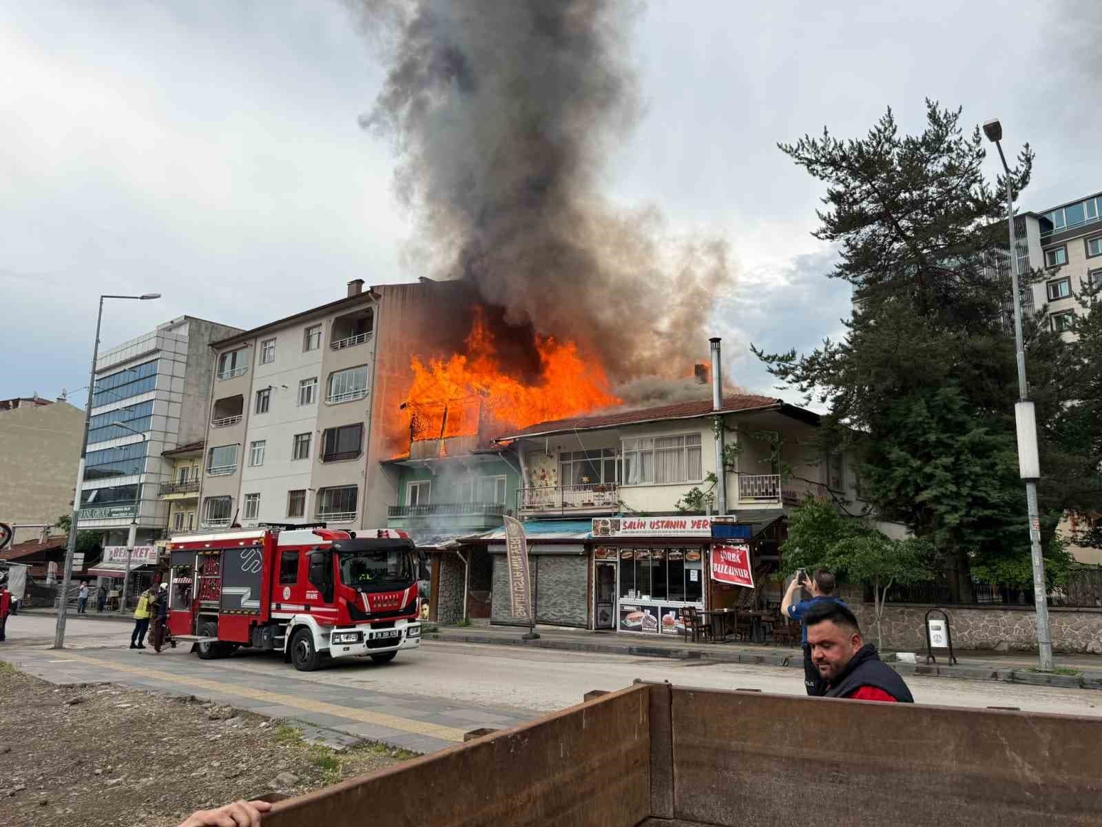 Kızılcahamam’da iki katlı binanın çatısı yandı