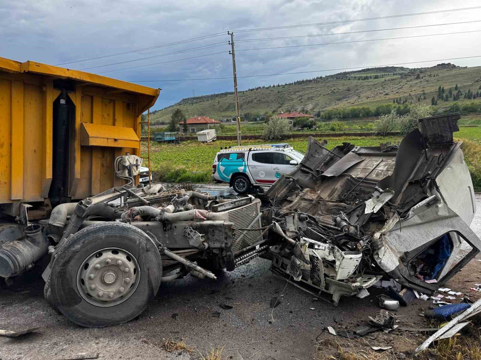 Kayseri’de hafriyat kamyonu ile lokomotif çarpıştı: 2 yaralı