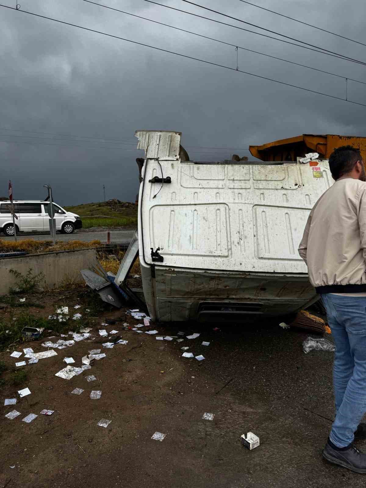 Kayseri’de hafriyat kamyonu ile lokomotif çarpıştı: 2 yaralı