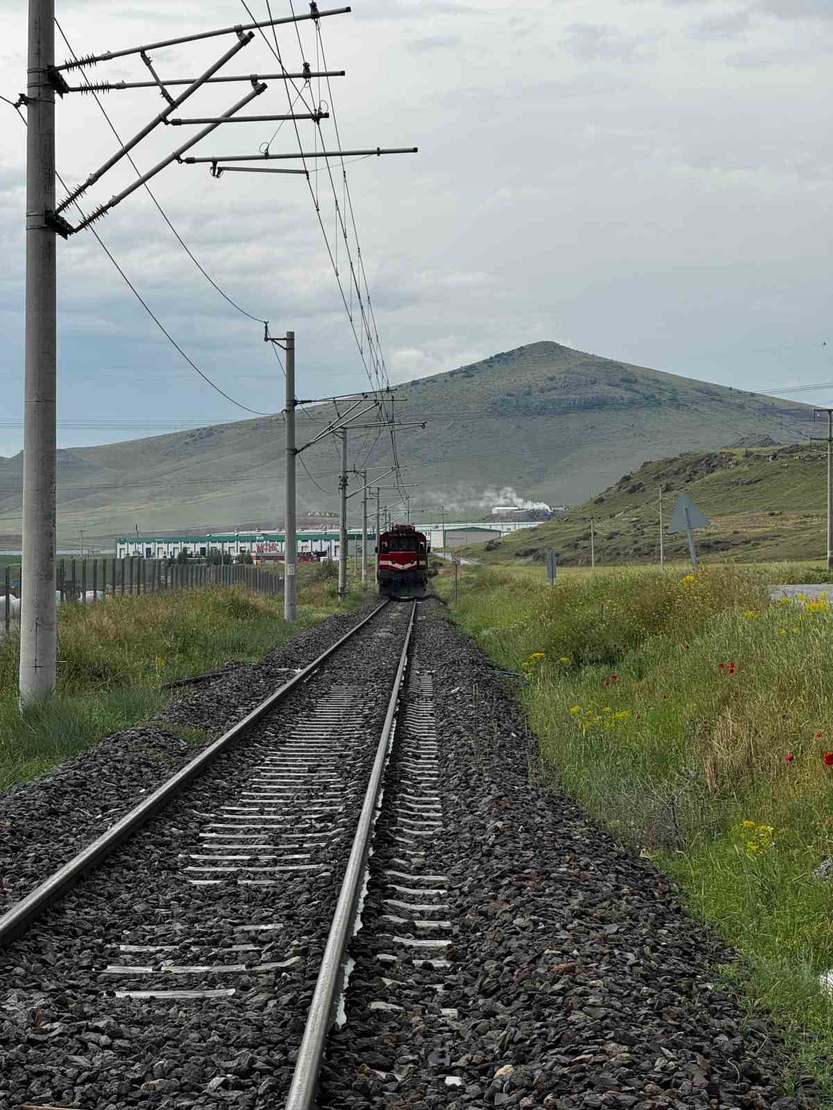 Kayseri’de hafriyat kamyonu ile lokomotif çarpıştı: 2 yaralı