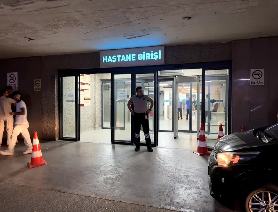 Kafede tartıştığı kişiyi silahla vurup kaçtı