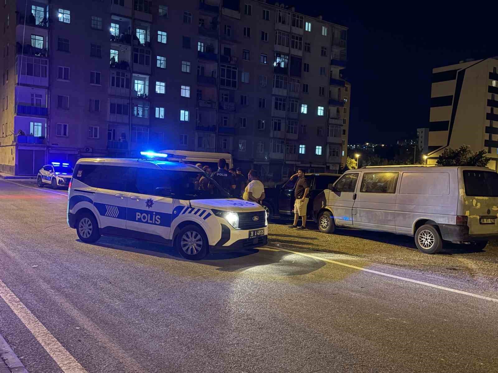 ‘Torpil patlatma’ kavgasında sopa ve satır kullanıldı: 3 yaralı