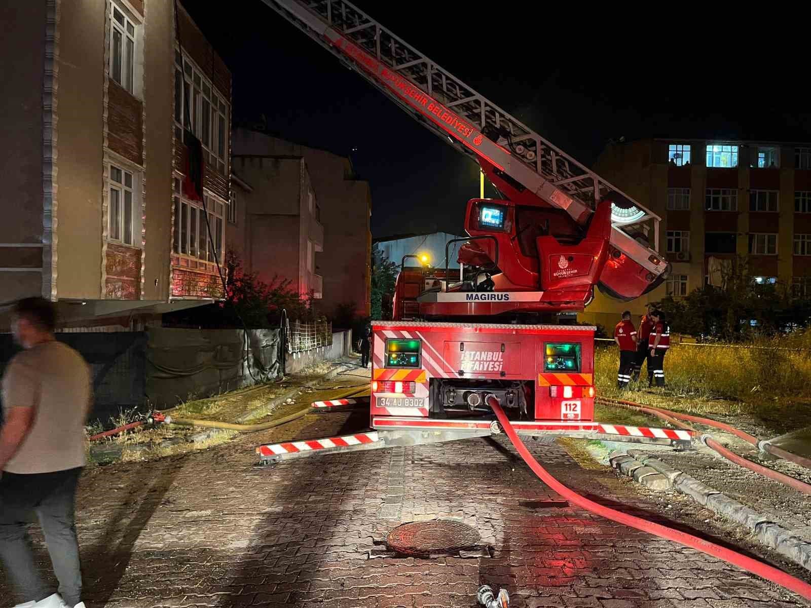 Avcılar’da üç katlı binanın çatısı alev alev yandı