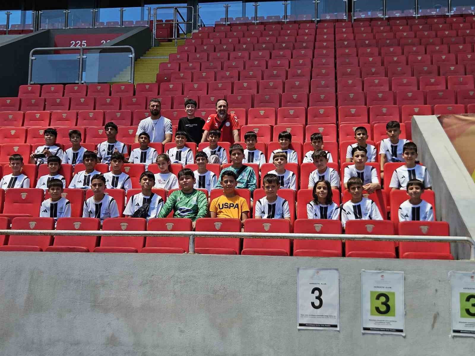 Başkan Zencirci’den Germencikli genç futbolculara anlamlı jest