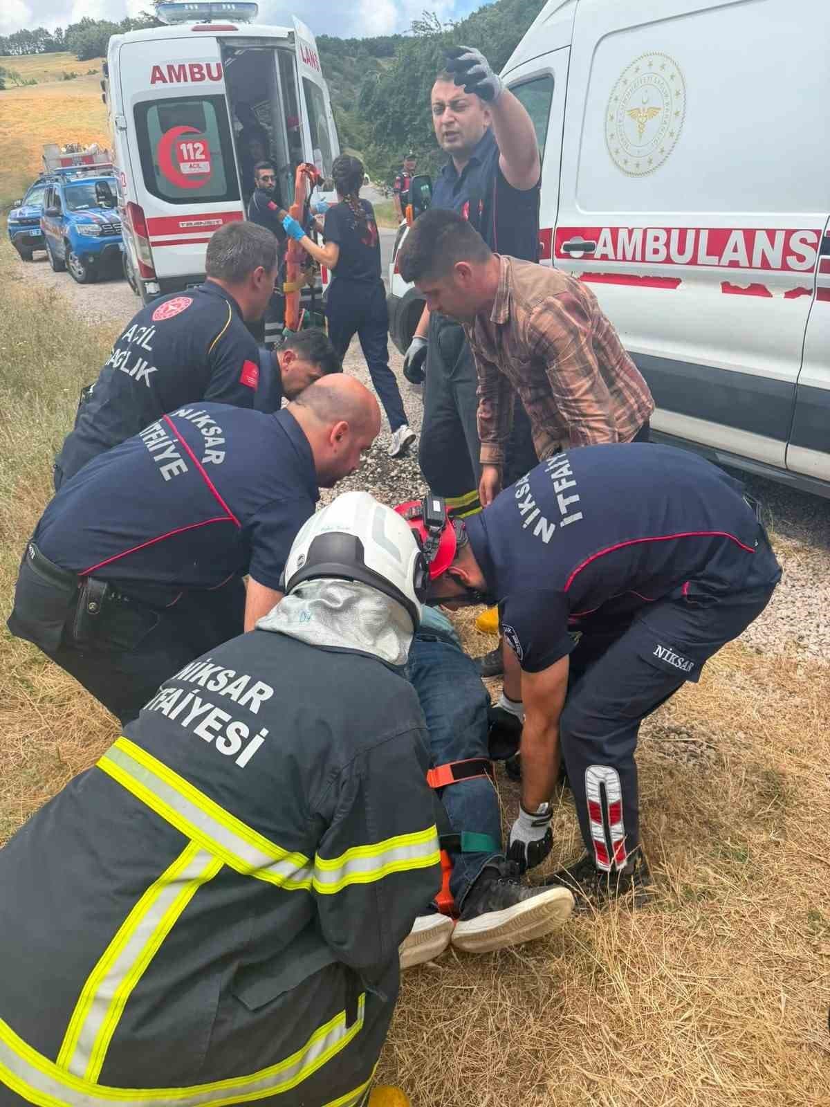 Tokat’ta kontrolden çıkan hafif ticari araç takla attı: 5 yaralı