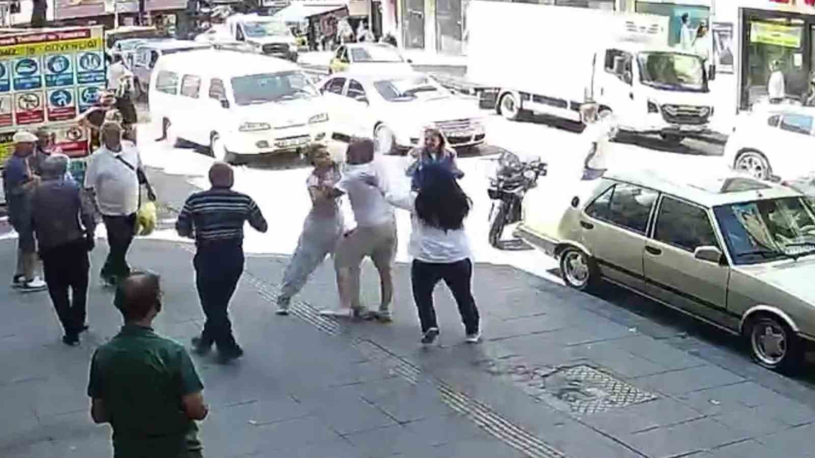 Kaza sonrası çıkan kavgada ortalık savaş alanına döndü: Kadın sürücüyü böyle darp etti