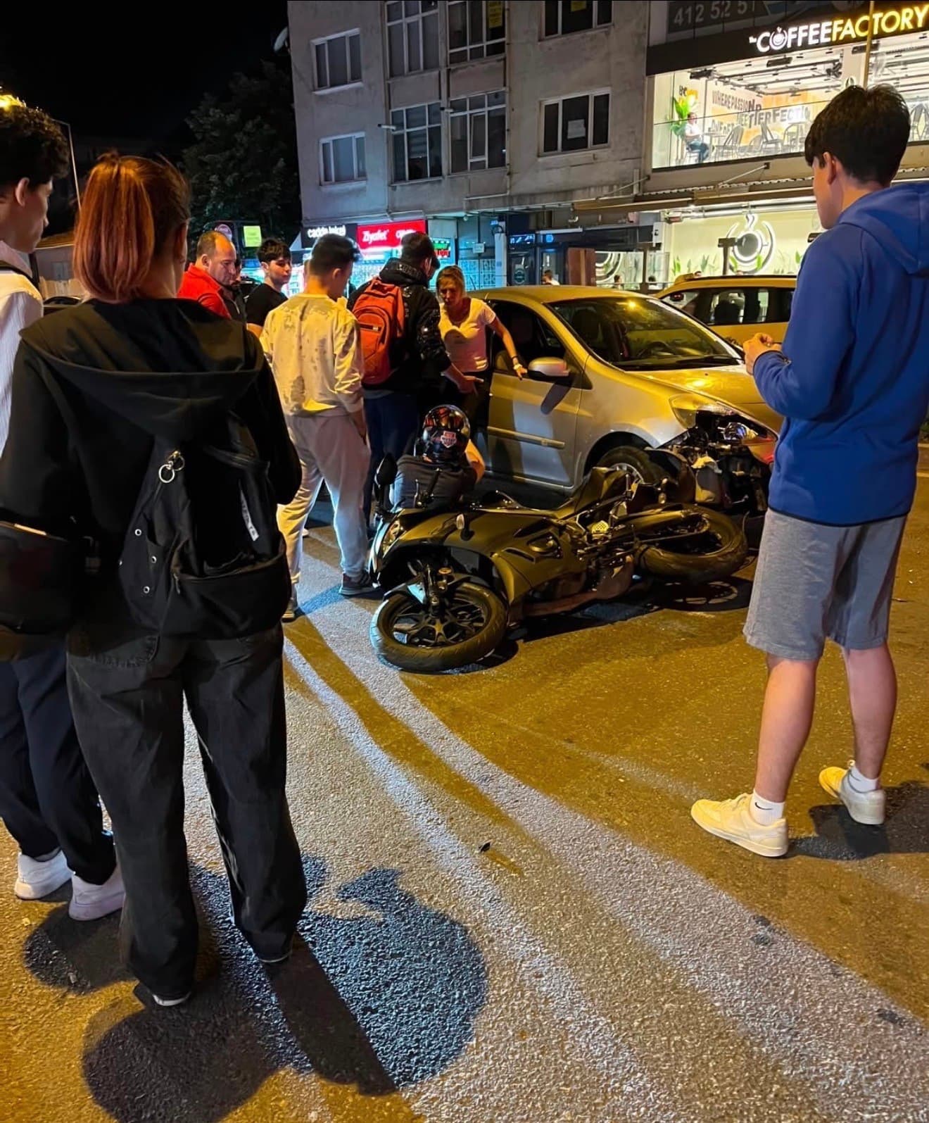 Lüleburgaz’da otomobil ile motosiklet çarpıştı, taraflar arasında gerginlik yaşandı