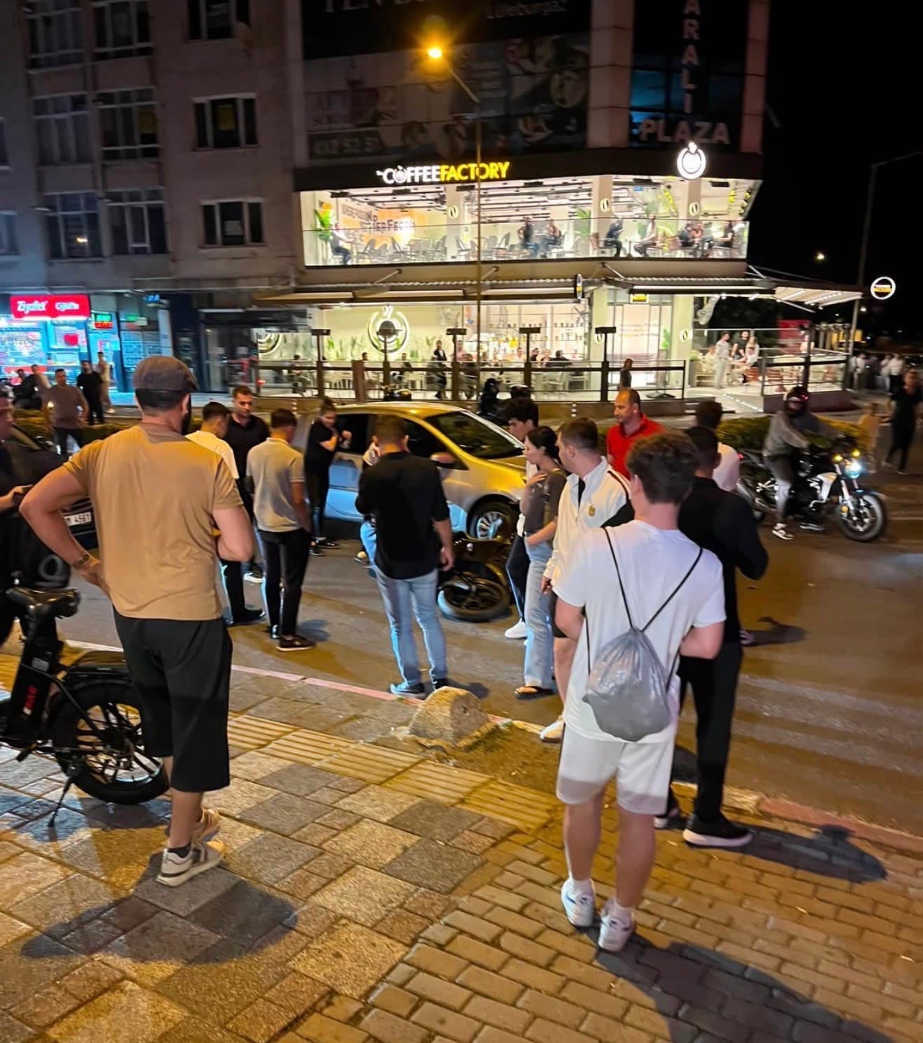 Lüleburgaz’da otomobil ile motosiklet çarpıştı, taraflar arasında gerginlik yaşandı