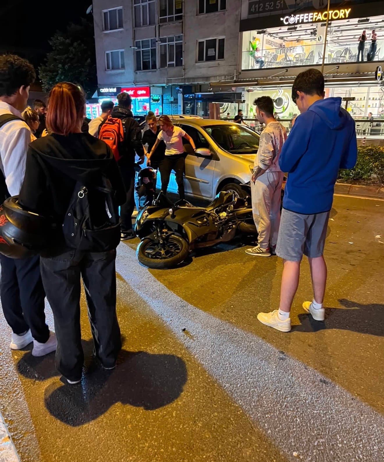 Lüleburgaz’da otomobil ile motosiklet çarpıştı, taraflar arasında gerginlik yaşandı