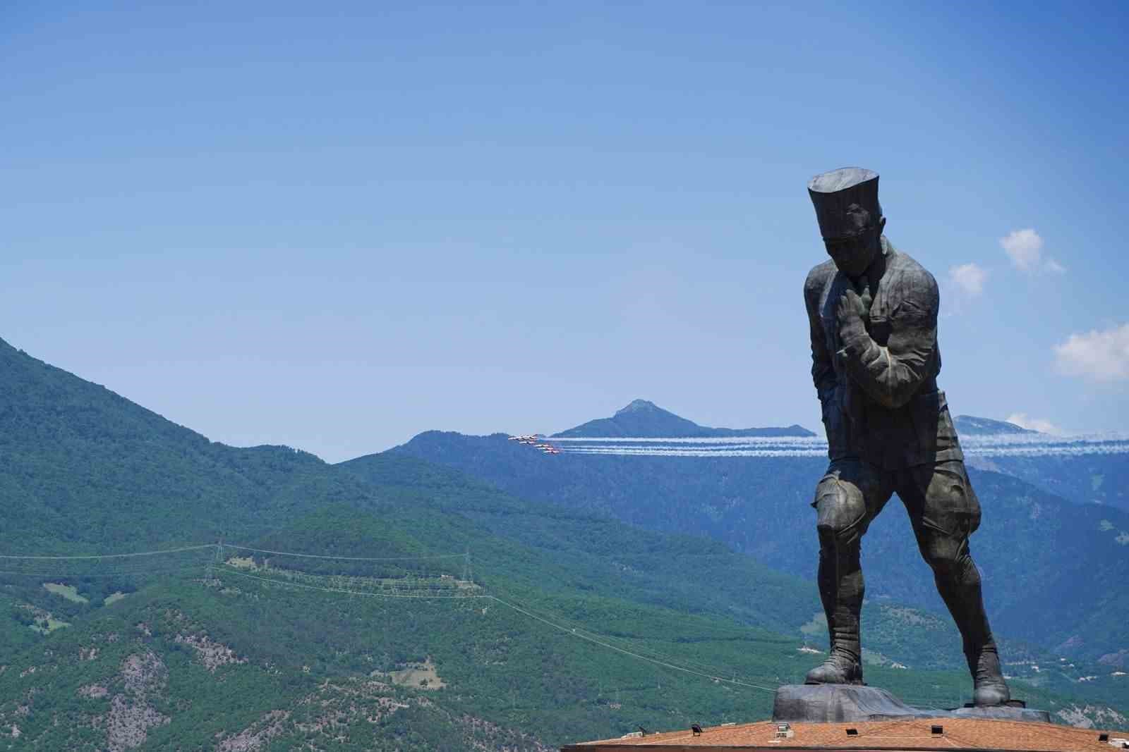 Türk Yıldızları Artvin semalarında prova uçuşuyla nefes kesti