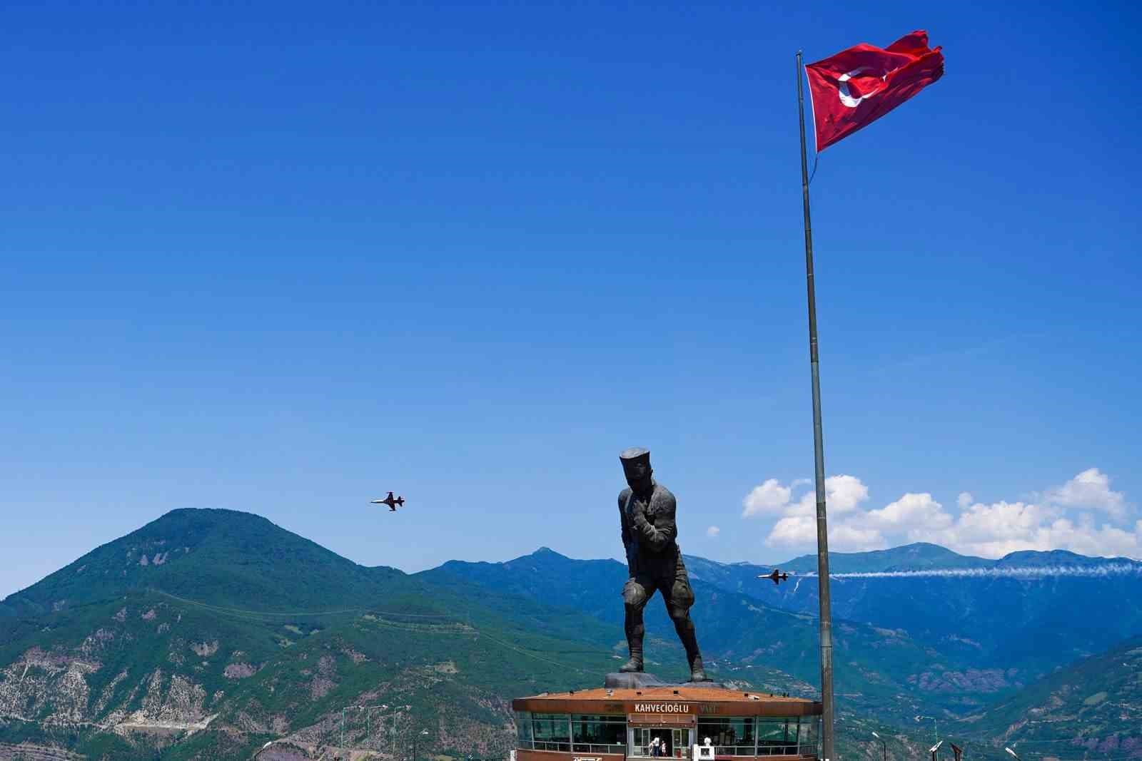 Türk Yıldızları Artvin semalarında prova uçuşuyla nefes kesti