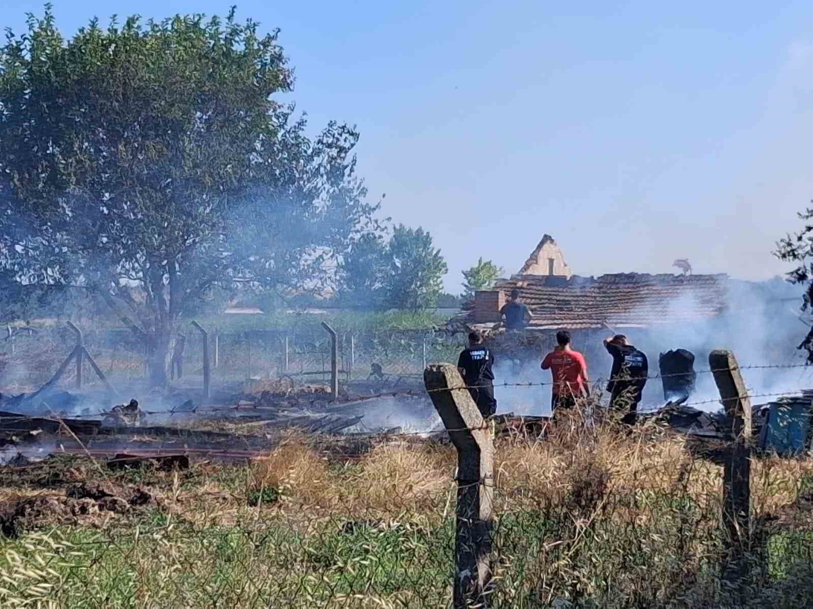 Babaeski’de çiftlikte çıkan yangın itfaiye ekiplerince söndürüldü
