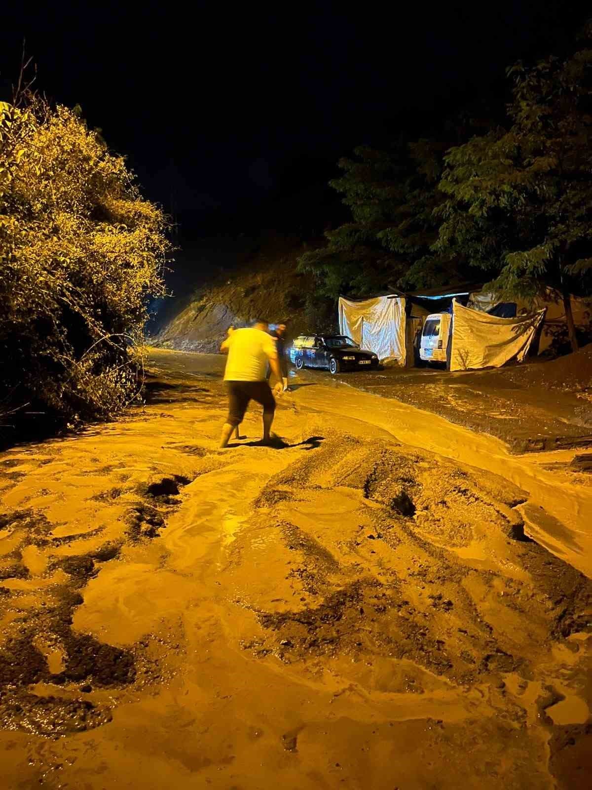 Artvin’de gece etkili olan sağanak taşkınlara neden oldu