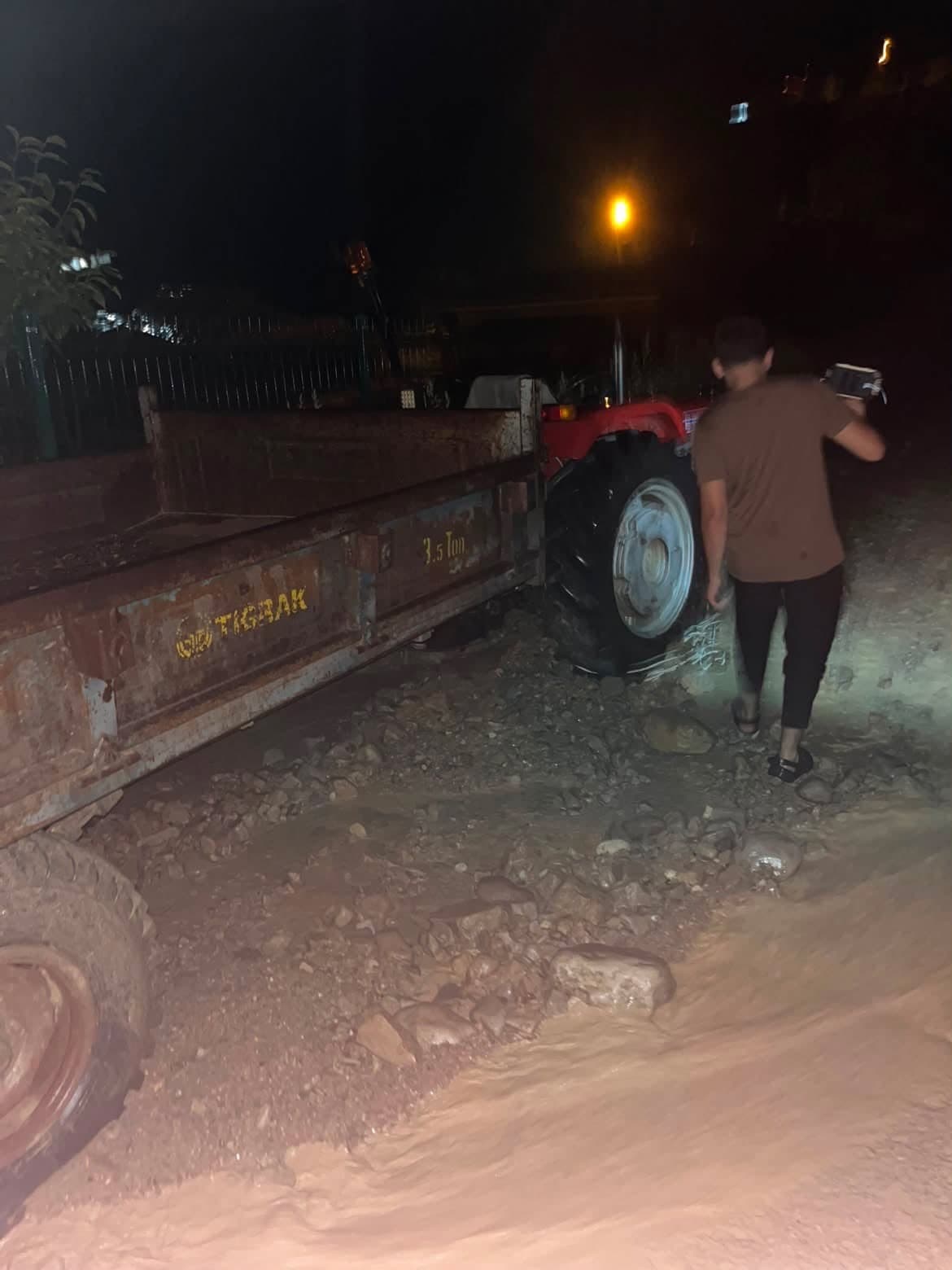 Artvin’de gece etkili olan sağanak taşkınlara neden oldu
