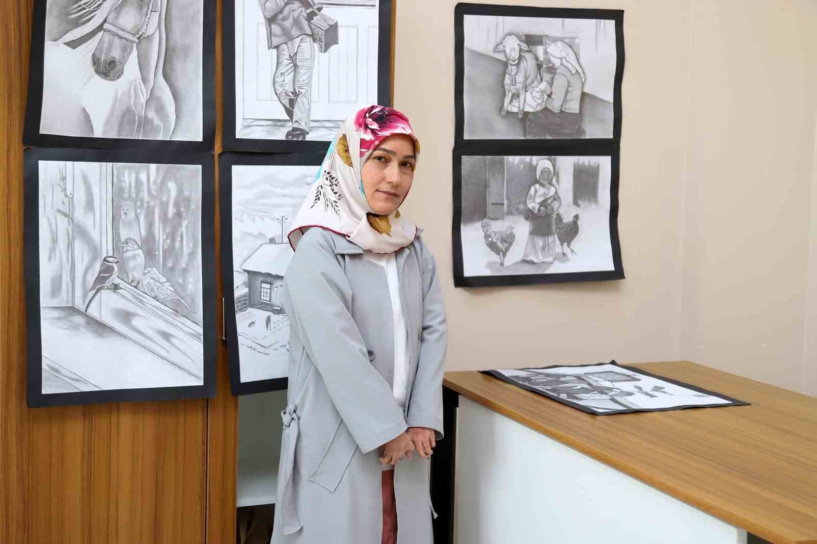 Kas güçsüzlüğü engel olamadı: Çizdiği resimleri görenler inanamıyor