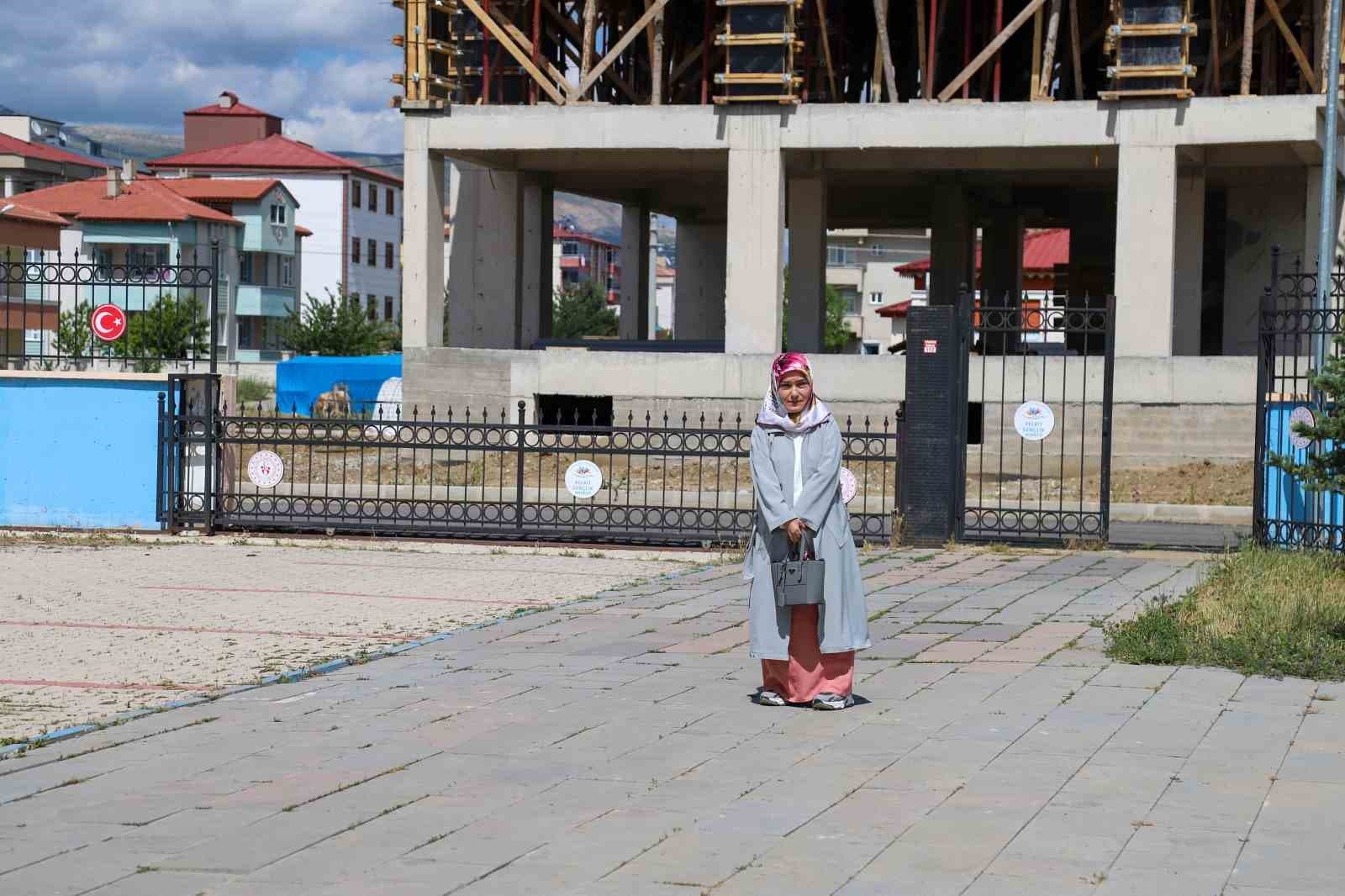 Kas güçsüzlüğü engel olamadı: Çizdiği resimleri görenler inanamıyor