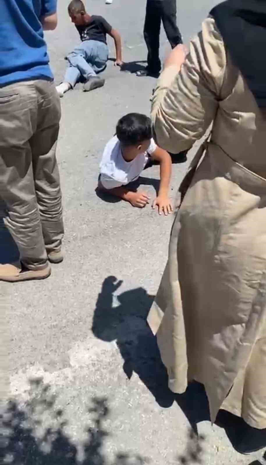 Patnos’ta otomobilin çarptığı 3 bisikletli çocuk yaralandı