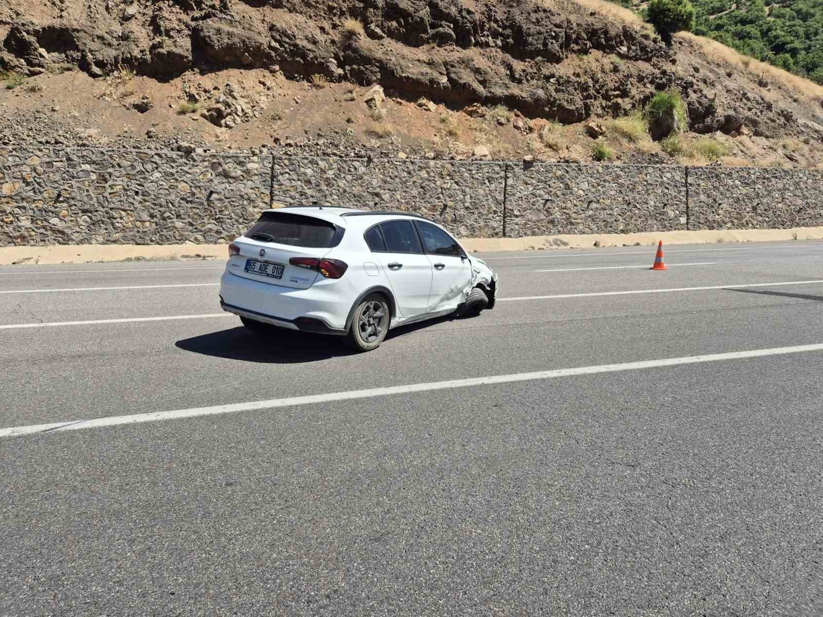 Bingöl’de otomobil bariyerlere çarptı: 4 yaralı