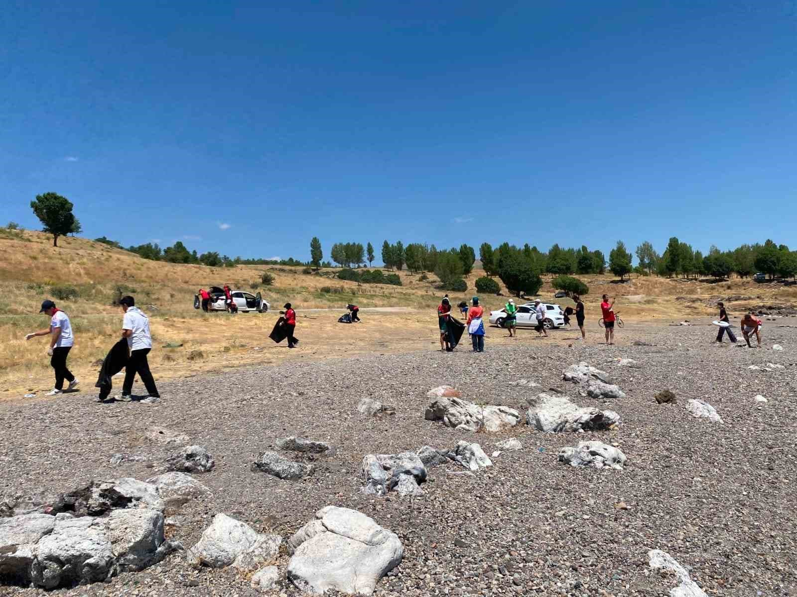 Tatvan’da anlamlı 15 Temmuz etkinliği: Hem şehitler anıldı hem de Van Gölü kıyısı temizlendi