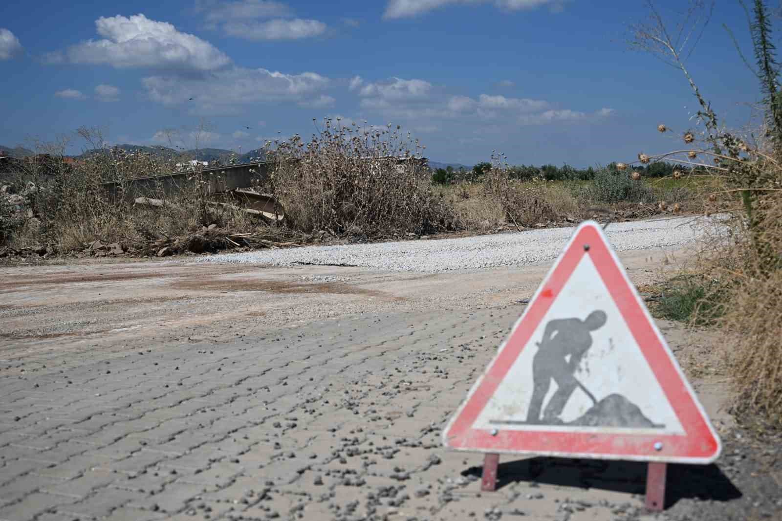 Ahmetli’de 8 kilometrelik yol hamlesi