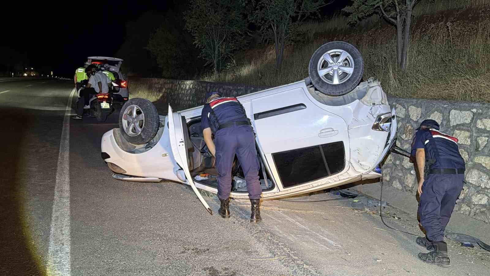 Otomobil İstinat duvarına çarparak takla attı: 2 yaralı