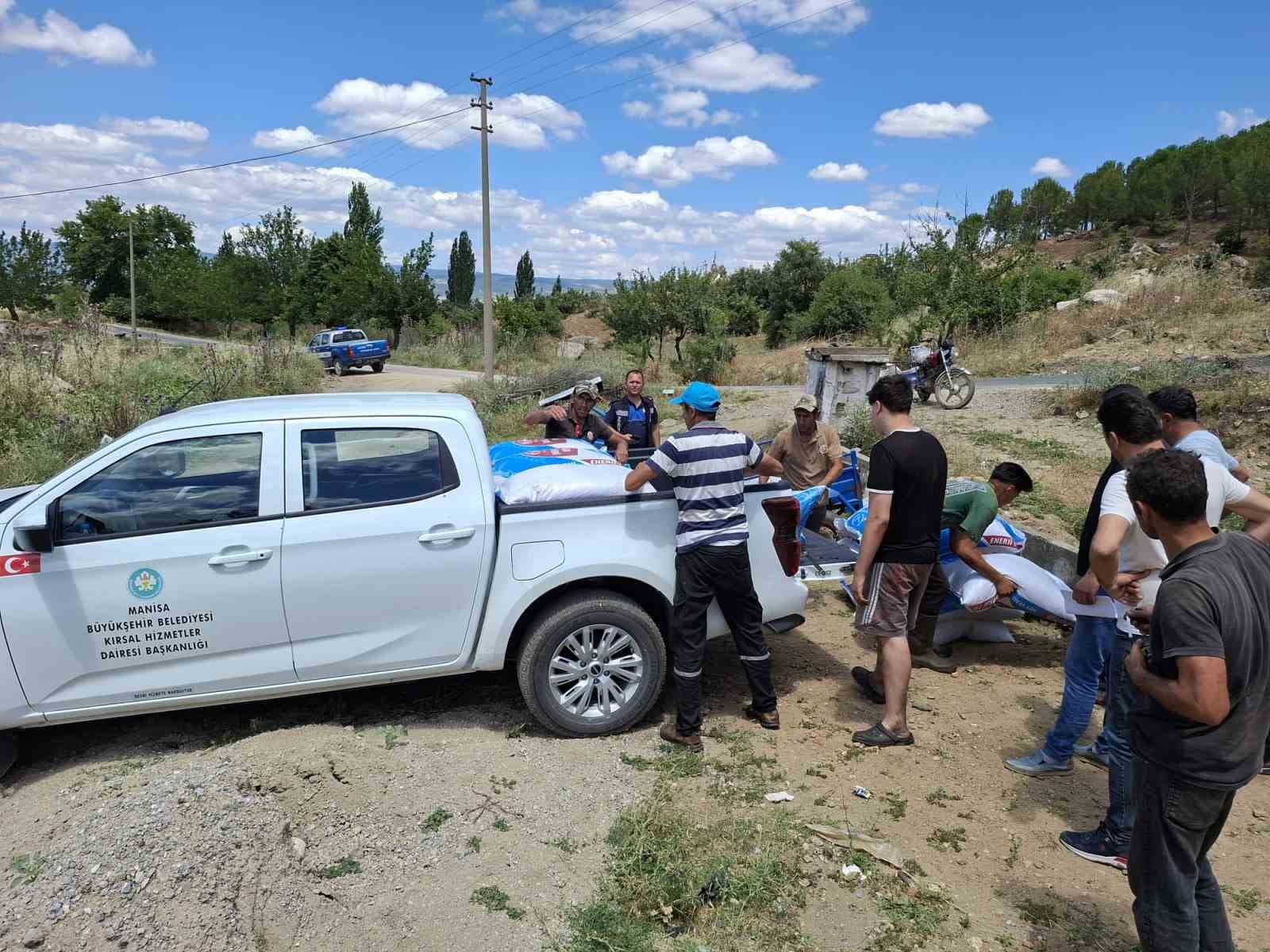 Yangında büyük zarar gören üreticiye yem desteği
