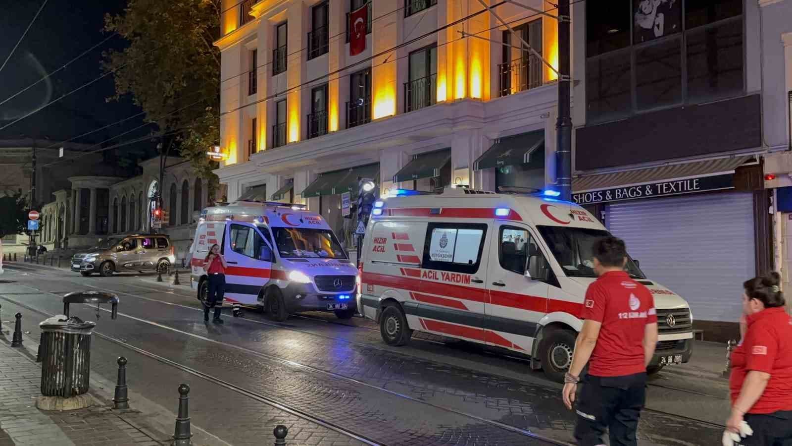 Fatih’te binanın çatısında bulunan baz istasyonu alevlere teslim oldu