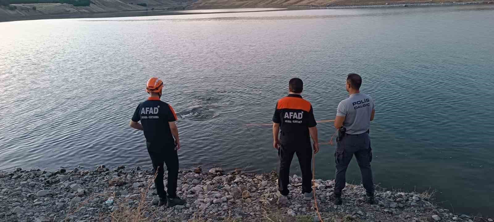 Elazığ’da babasıyla baraj gölüne giren genç boğuldu