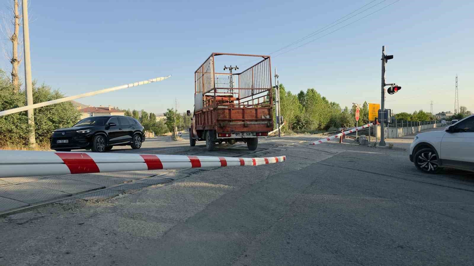 Van’da hemzemin geçitte sinyaller arızalanınca sürücüler zor anlar yaşadı
