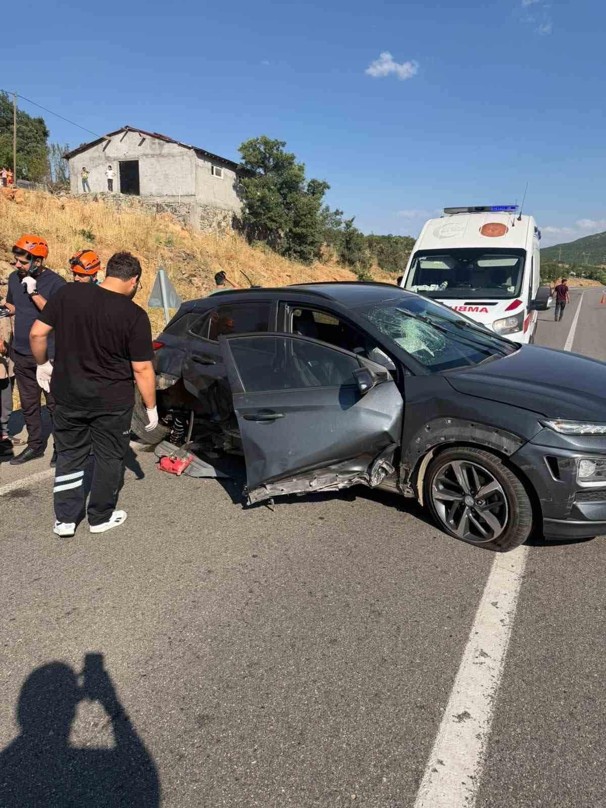 Bingöl’de otomobil bariyerlere çarptı: 2 yaralı