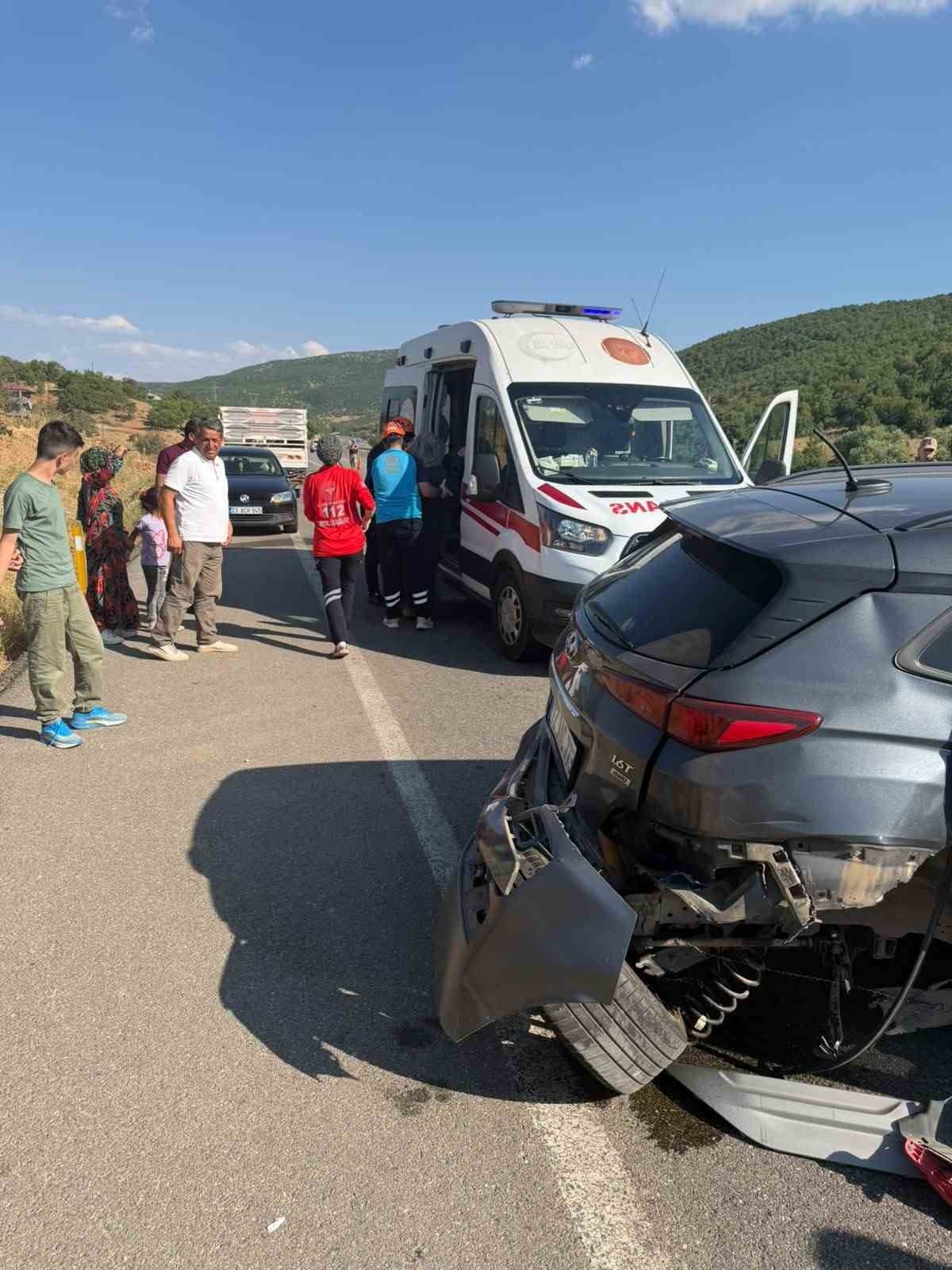 Bingöl’de otomobil bariyerlere çarptı: 2 yaralı