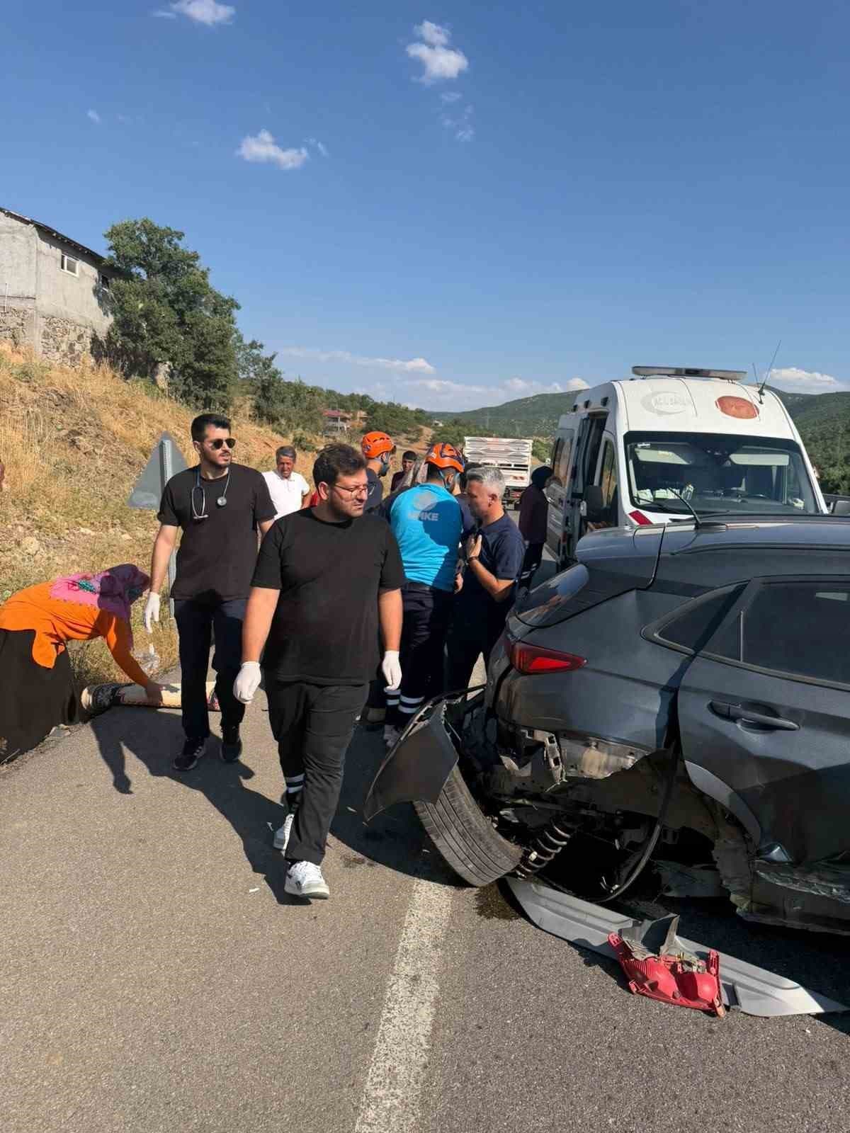 Bingöl’de otomobil bariyerlere çarptı: 2 yaralı