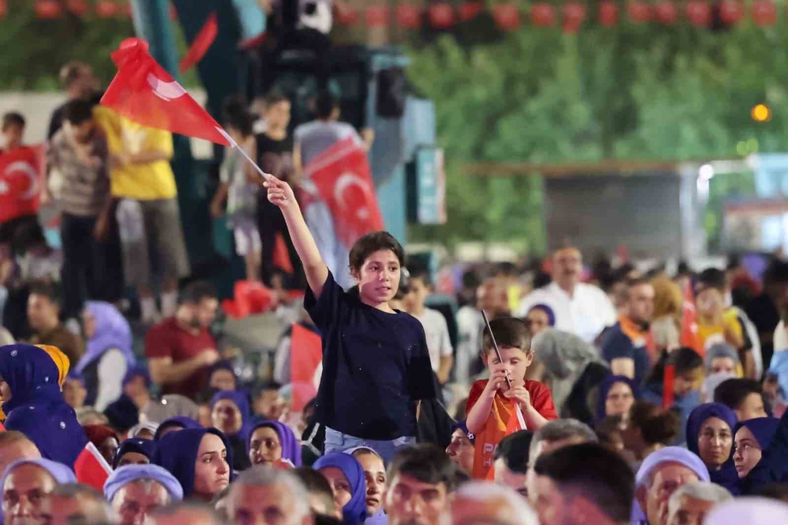 Şanlıurfa’da vatandaşlar meydanlara sığmadı