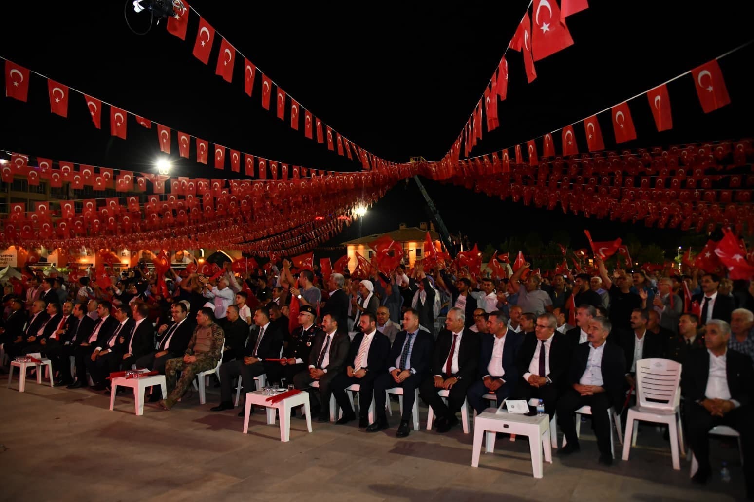 Şanlıurfa’da vatandaşlar meydanlara sığmadı
