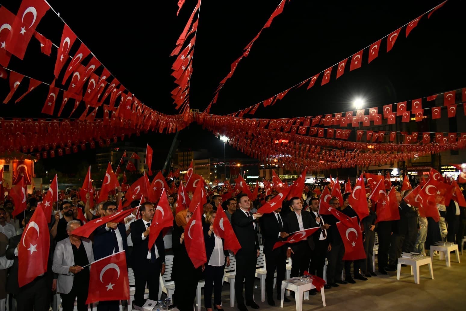 Şanlıurfa’da vatandaşlar meydanlara sığmadı