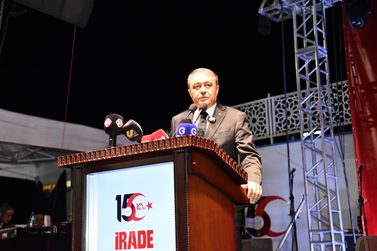Şanlıurfa’da vatandaşlar meydanlara sığmadı