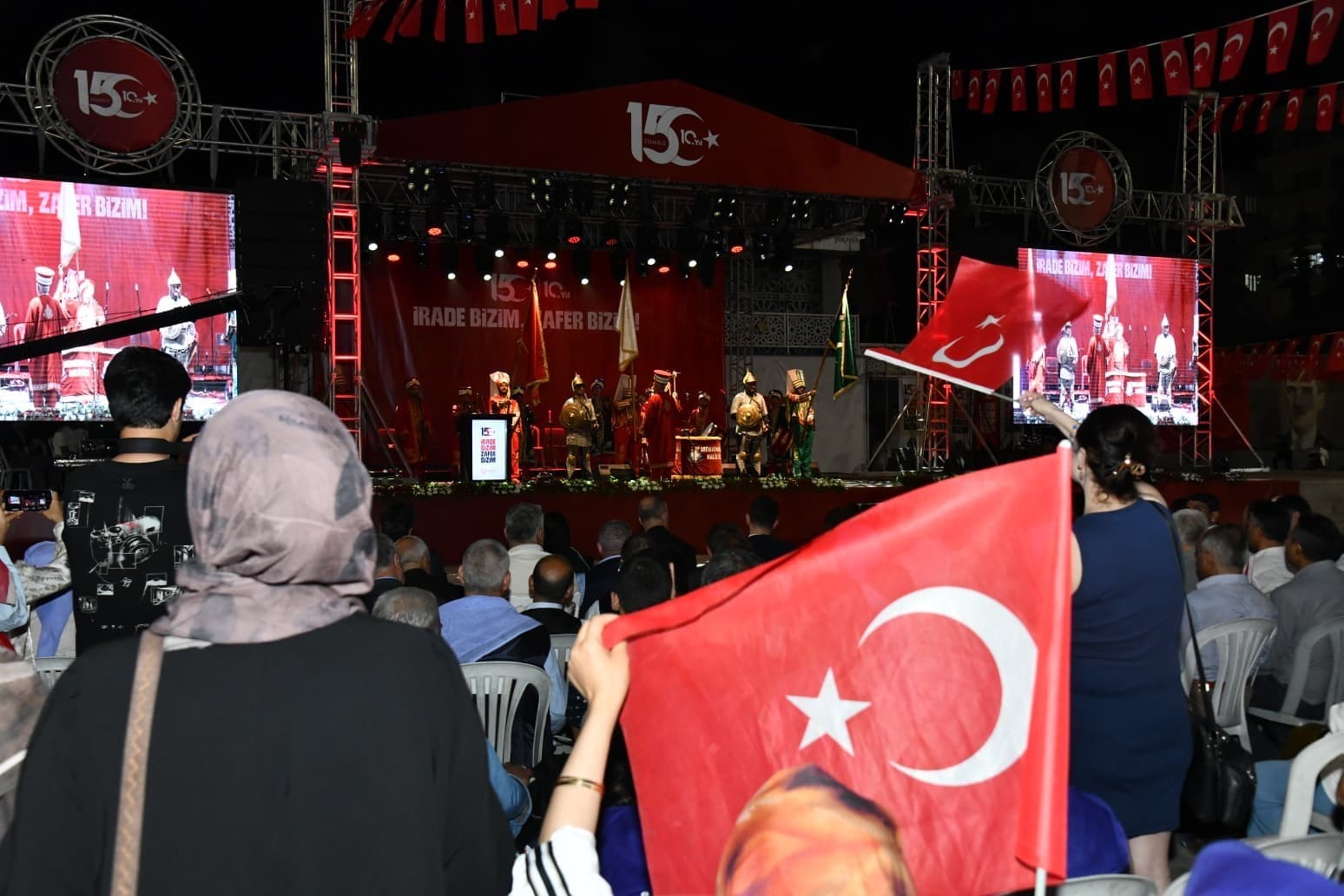 Şanlıurfa’da vatandaşlar meydanlara sığmadı