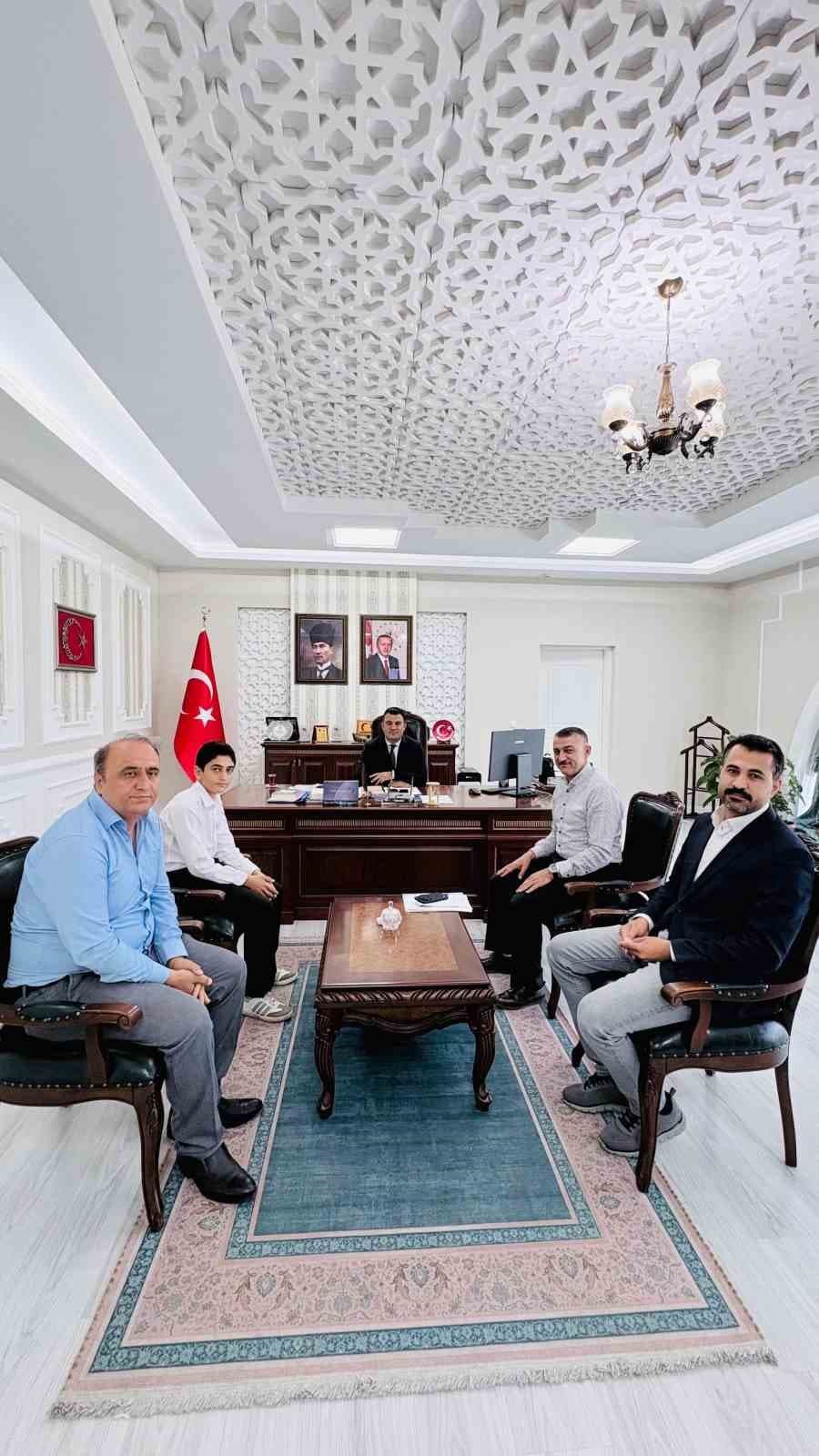 LGS Ağrı şampiyonu Muhammed Yusuf Işık’a Kaymakam Dertlioğlu’ndan anlamlı ödül