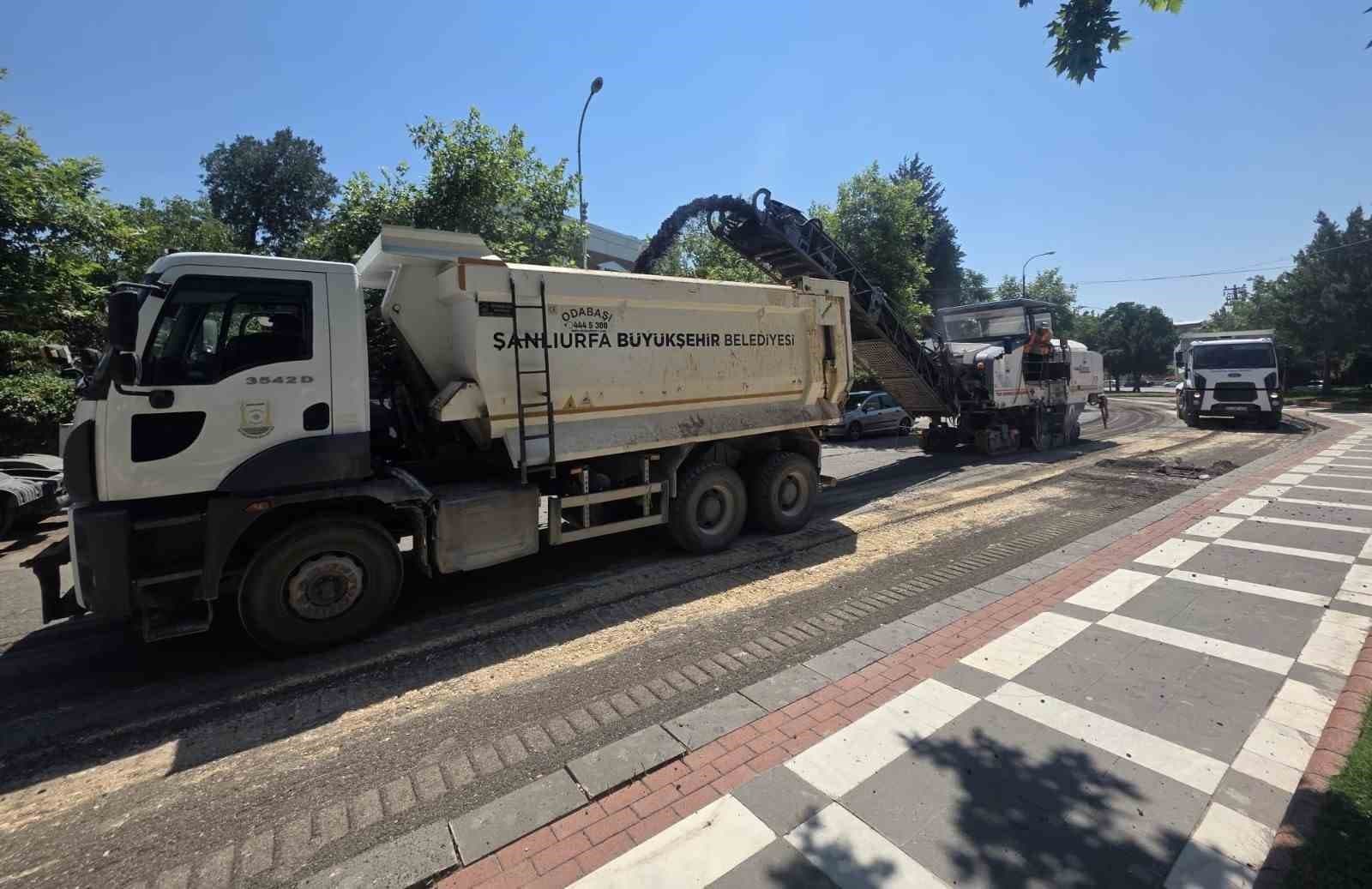 Büyükşehir Siverek merkezinde asfaltlama çalışması yaptı