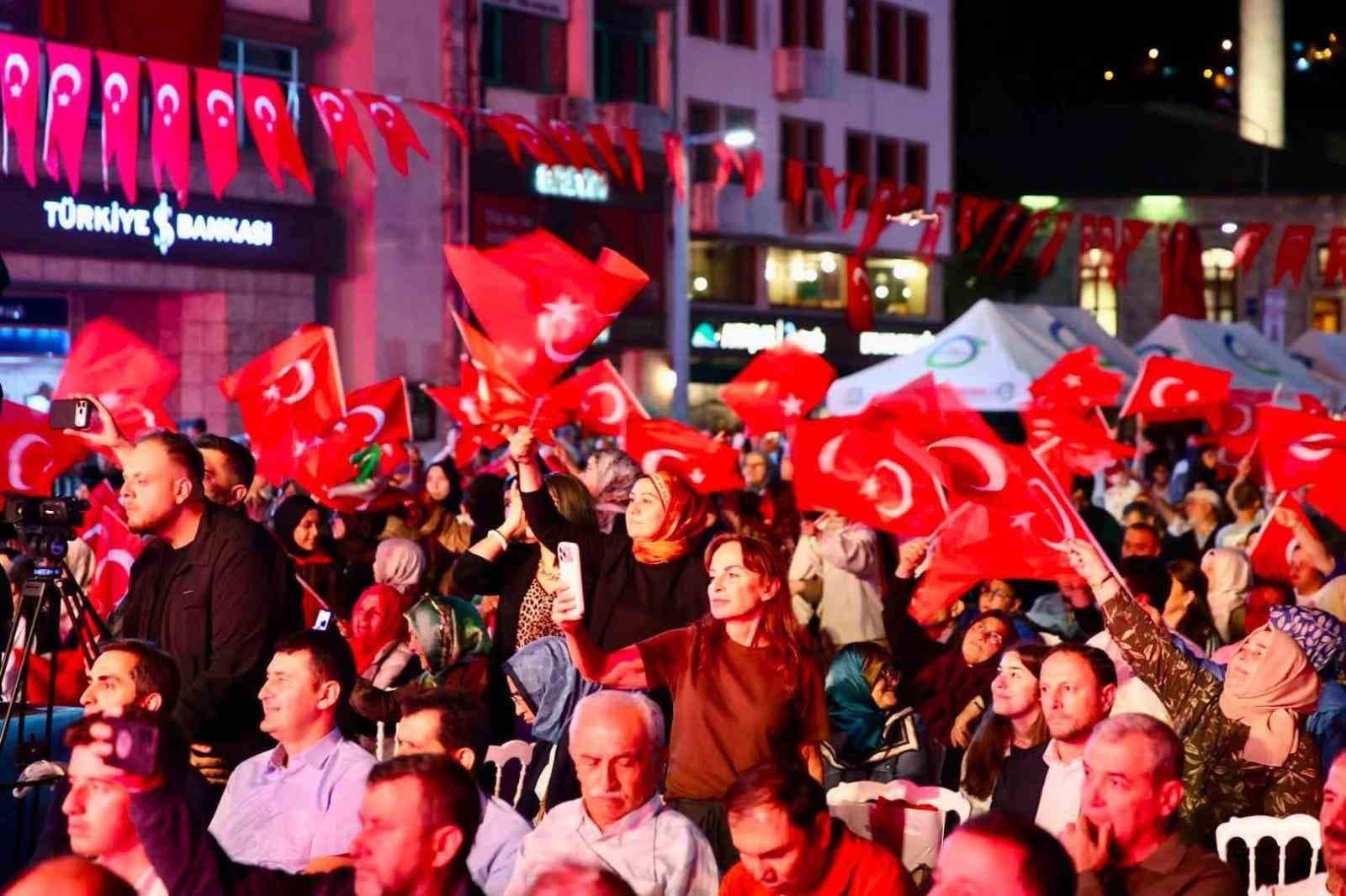 Ordu meydana sığmadı